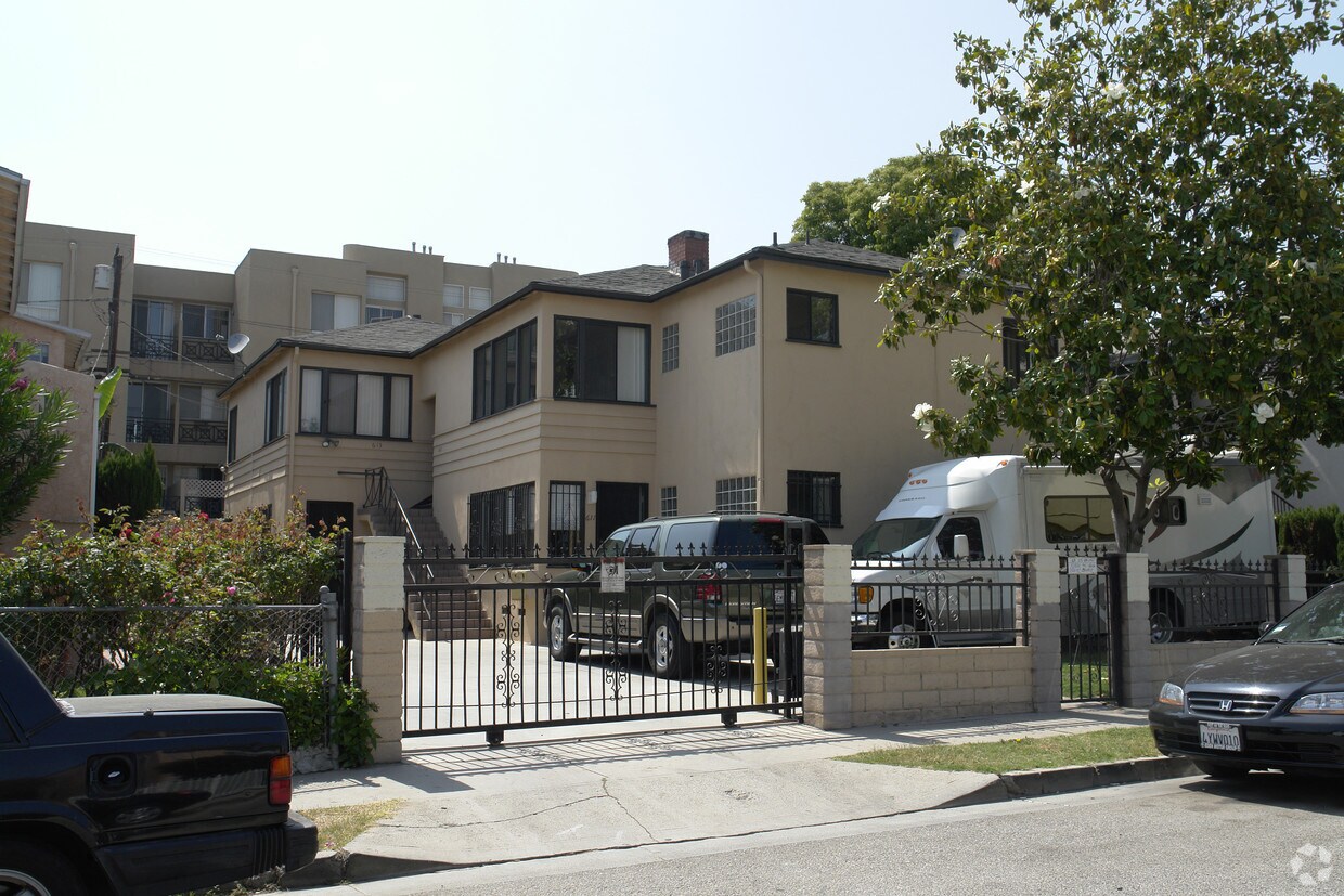 Primary Photo - 613 N St Andrews Pl