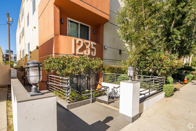 Entrada - 1235 Granville Ave
