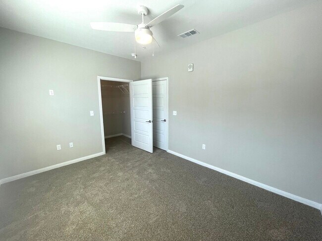 Foto del edificio - 300 Willow Grv Wy