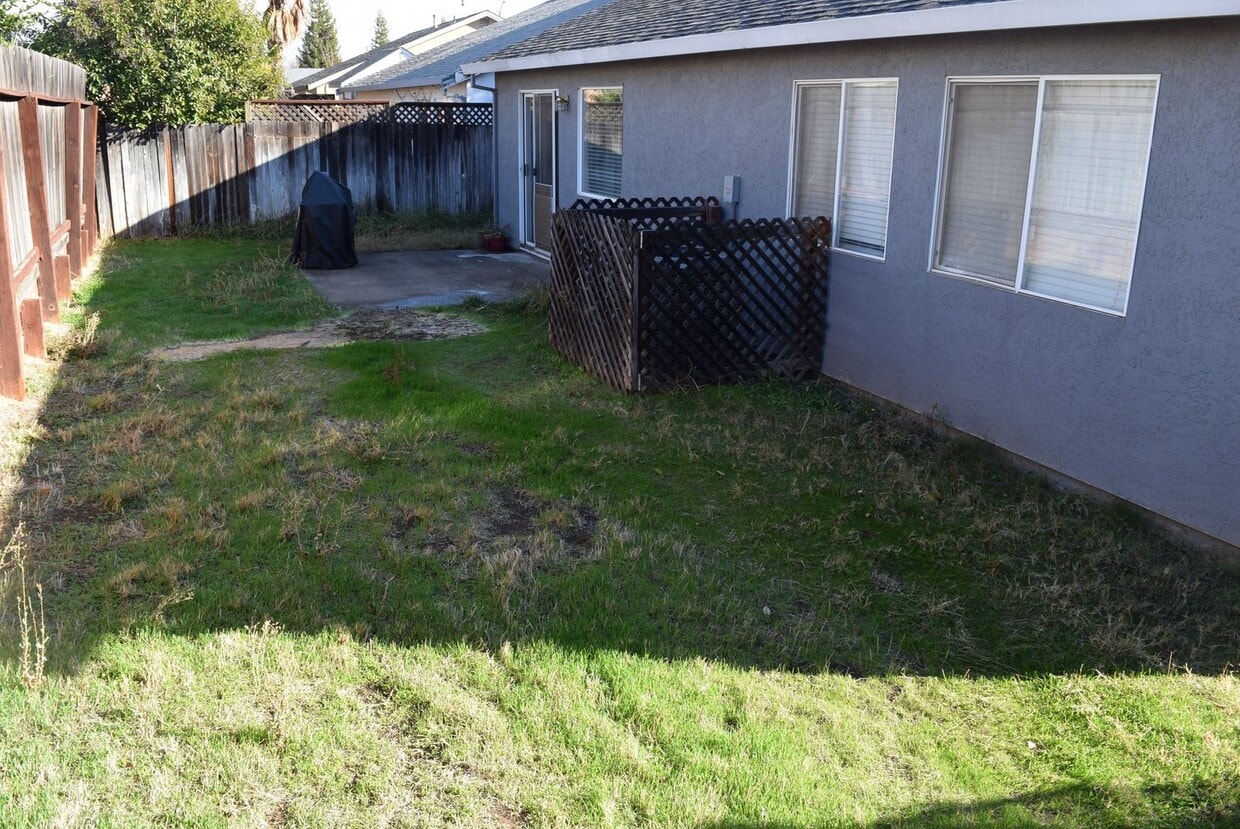 Building Photo - 2390 Marsh Dr