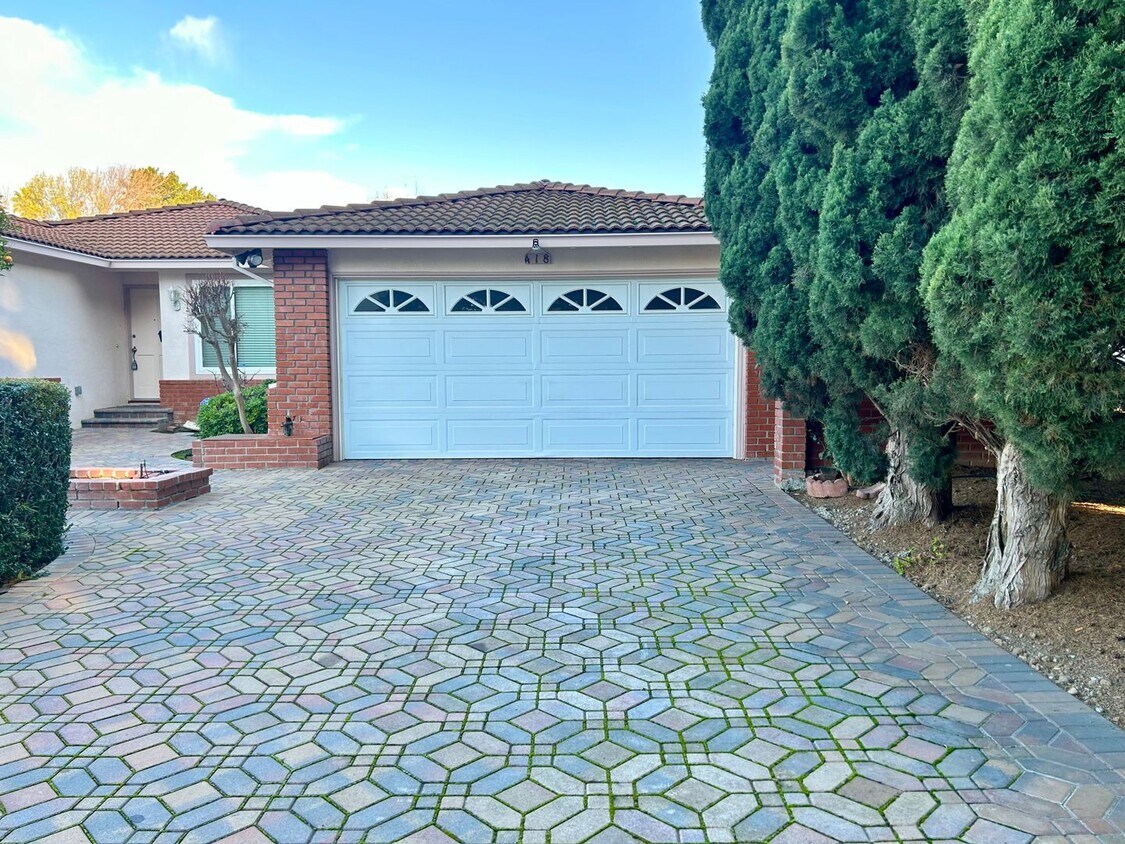 Primary Photo - Well Maintained 4-Bedroom Single Story