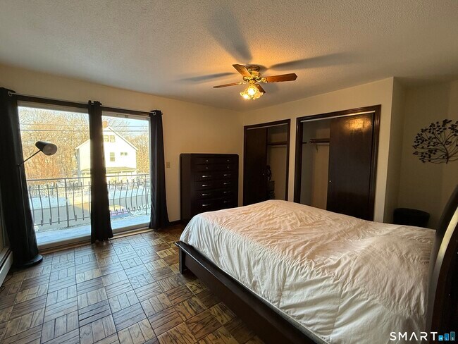 Foto del edificio - 50 Emmett Ave