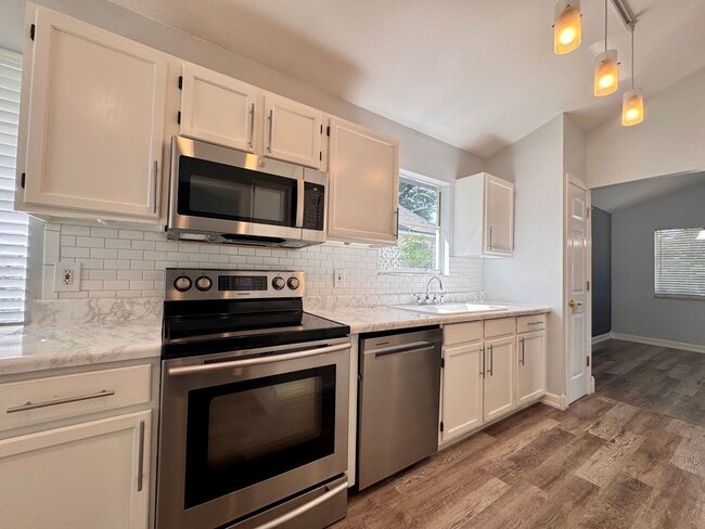 Building Photo - Charming Remodeled 3 Bedroom, 2 Bath Singl...