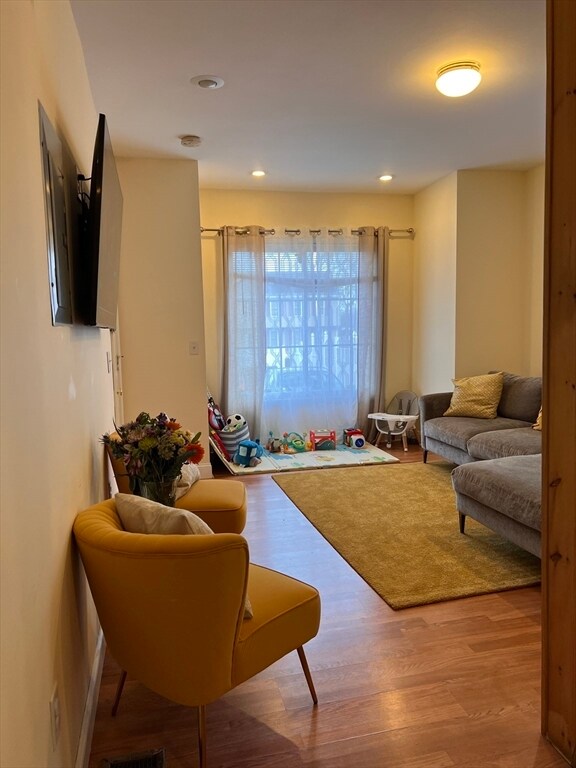 Foto del edificio - 20 Holbrook Ave