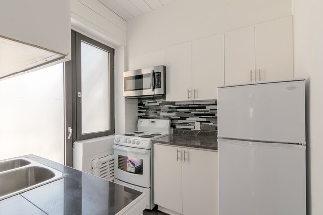 Building Photo - 2050 Av. Claremont