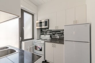 Building Photo - 2050 Av. Claremont