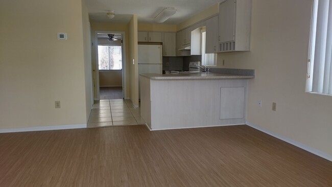 Foto del edificio - 1 bedroom, 1 bathroom end unit condo beach...