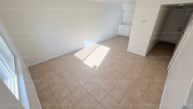 Foto del edificio - 2 bedroom 1.5 bathroom townhome near shopping centers and hospital! Located in the 93305 zip code...