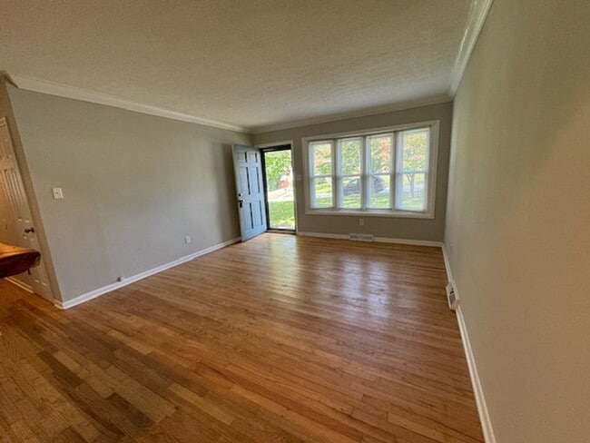 Building Photo - South AVL - 3/2 with Sunroom and Flex Space!