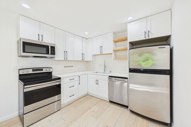 Foto del edificio - Quiet, light-filled 2BR condo with a private south-facing deck,