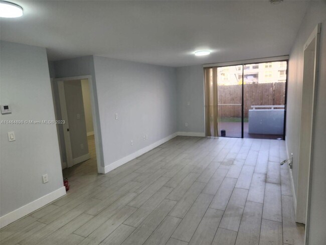 Foto del edificio - 8251 NW 8th St
