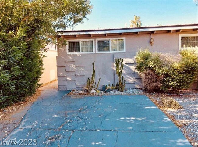 Building Photo - 1914 Ottawa Dr