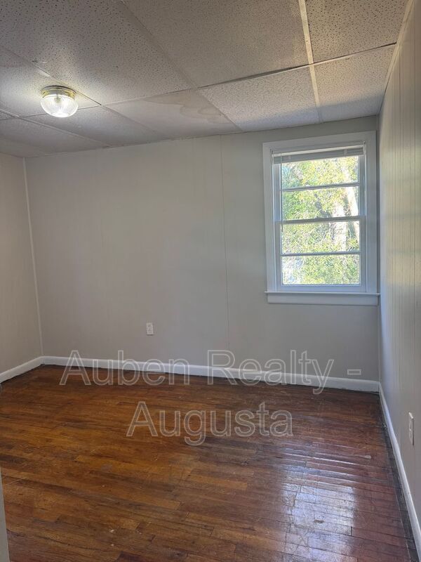 Building Photo - 1547 Heath St