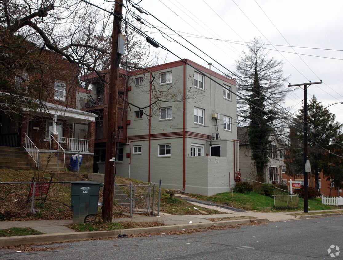 Foto del edificio - 1679 W St SE