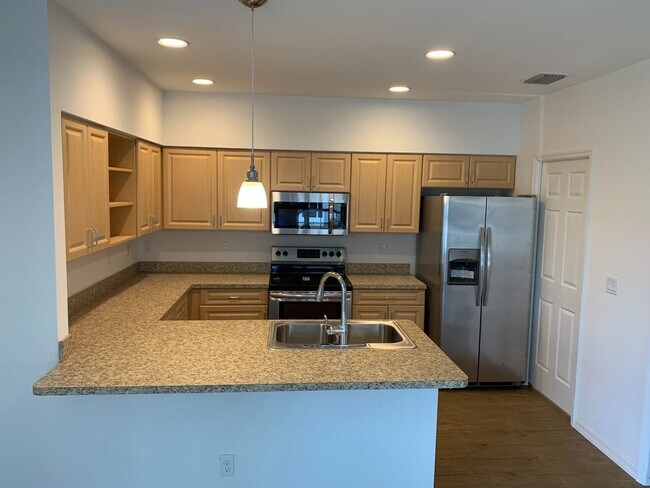 Building Photo - 3/2.5/1 Spacious Townhome