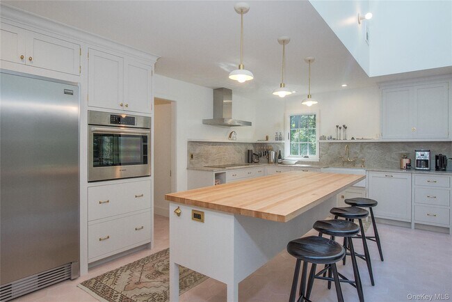 Building Photo - 210 Robinson Ln