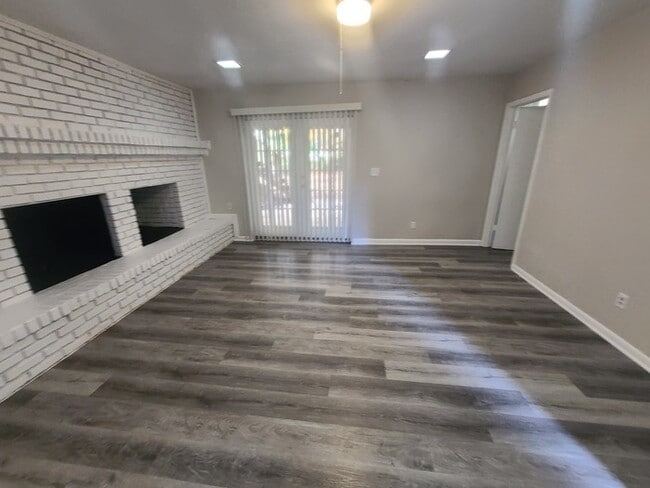 Foto del edificio - COMING SOON: Beautiful 4BR 2.5BA Home w/ Renovated Kitchen • Granite & Stainless • Garage Parking...