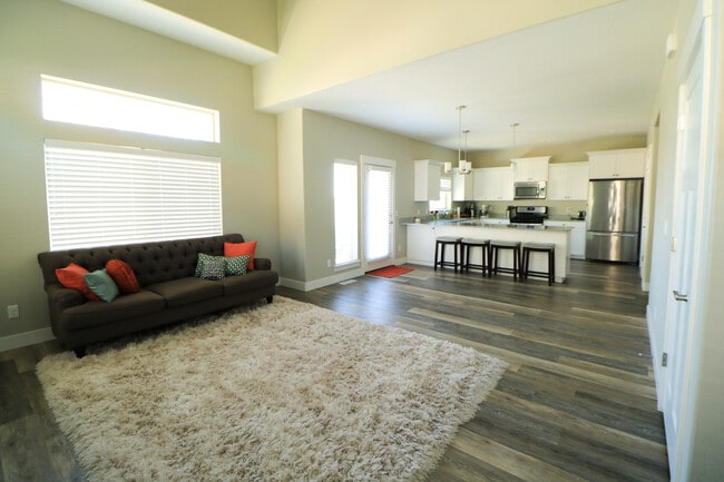 Building Photo - Beautiful 4 bed 3.5 bath townhome in Aspen...