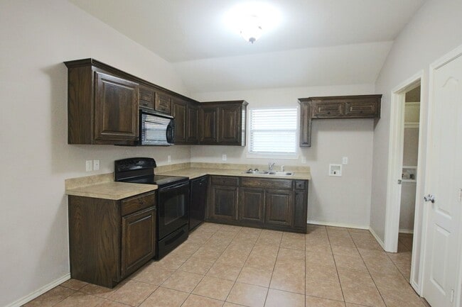 Building Photo - 3 Bedroom Duplex for Rent in Lindale! Tour...