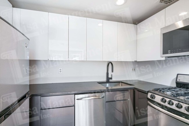 Building Photo - 65 W 83rd St