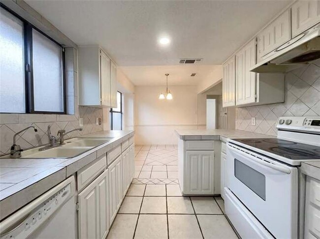 Building Photo - 709 Sandy Trail