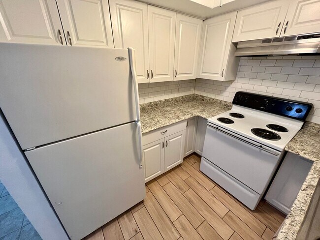 Building Photo - Don't miss it -- big space, updated, quiet...
