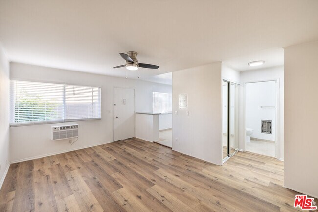 Foto del edificio - 5541 Newcastle Ave