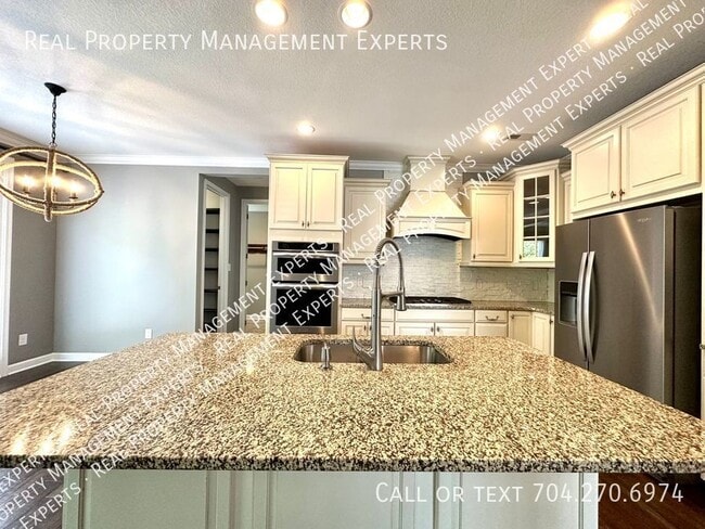 Building Photo - Majestic 4BR/3BA Home in Mountain Laurel i...