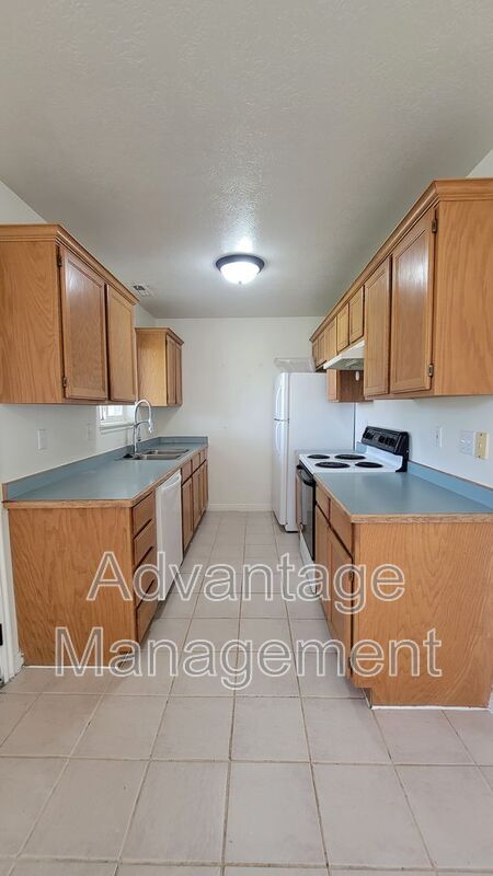 Building Photo - 653 N 800 E