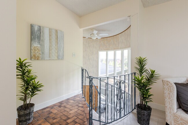 Photo du bâtiment - Spacious 5 Bed 2.5 Bath 2 Story Detached H...