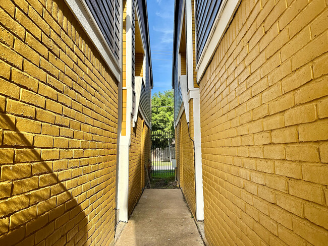 Pathway to the apartment - 12658 Ashford Meadow Dr