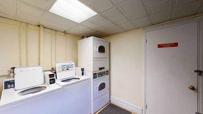 Building Photo - Gorgeous Renovated 2-Bed Split! Heat and Hot Water Included
