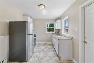 Building Photo - 392 E Maple St