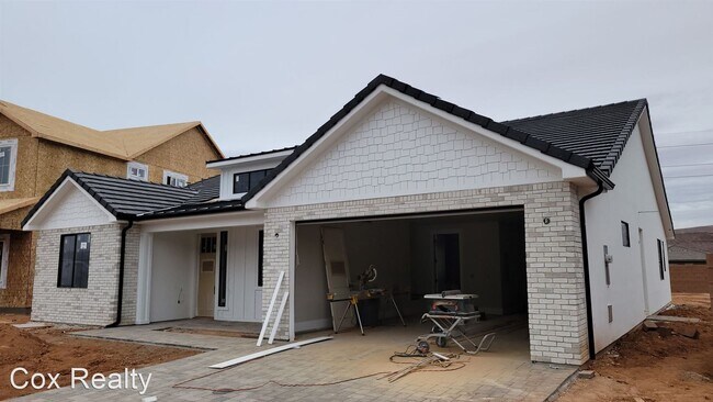 Building Photo - 4 br, 3 bath House - 381 S Water Course Dr