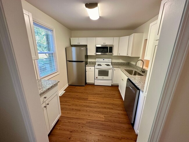 Photo - 2 BEDROOM/ 1.5 BATHROOM TOWNHOME-WALKING D...