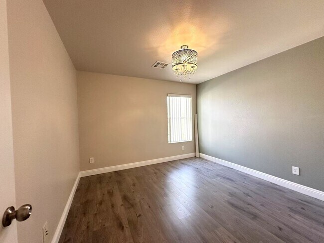 Building Photo - Wonderful 2-story single-family property w...