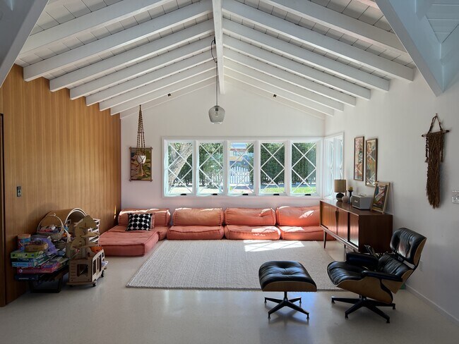 Building Photo - 6655 Dume Dr