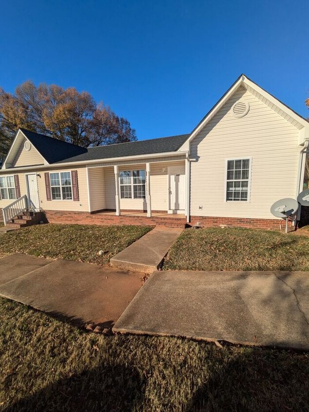 Foto principal - 2BD/1BA Unit at The Squires in Newton, NC