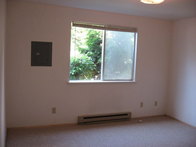 Building Photo - 970 SE Ireland St