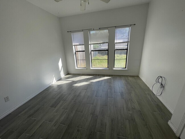 Building Photo - 368 Westview Ln