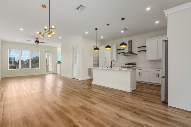 Building Photo - Luxurious 3 Bedroom Condo with Spacious La...