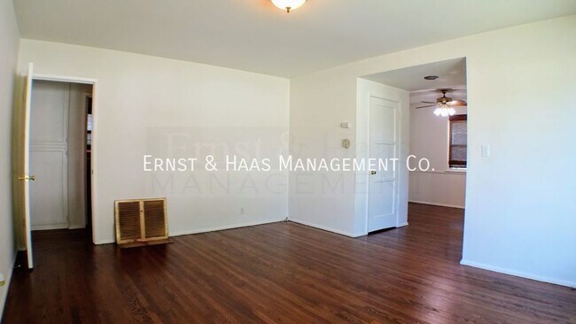 Foto del edificio - Beautiful 3 bedroom Home in Prime Lakewood...
