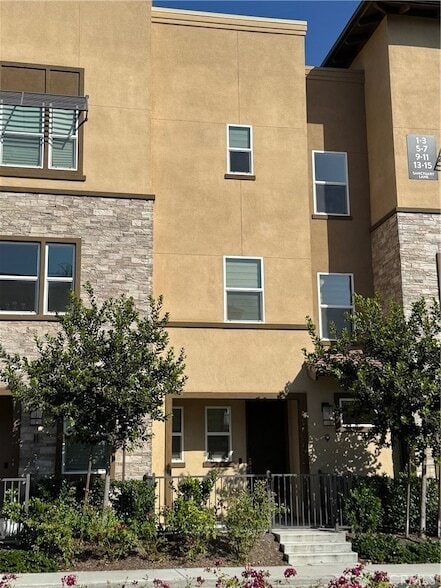 Building Photo - 9 Sanctuary Ln
