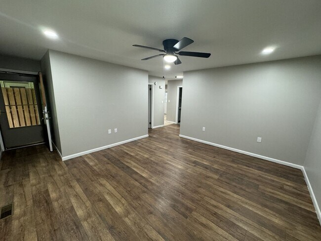 Building Photo - 2 Bed 1 Bath in Rossville w/ Huge Storage ...
