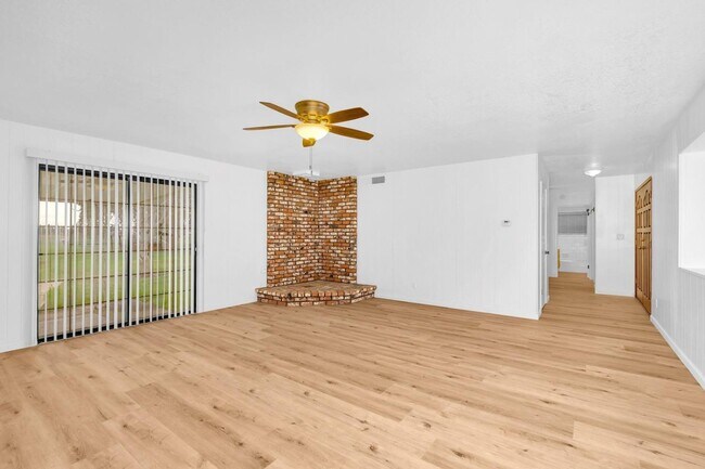 Building Photo - 3 br, 2.5 bath House - 6549 N Locan Ave