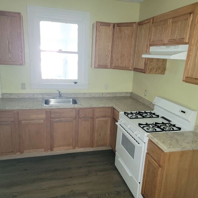 Building Photo - 1205 S 57th St