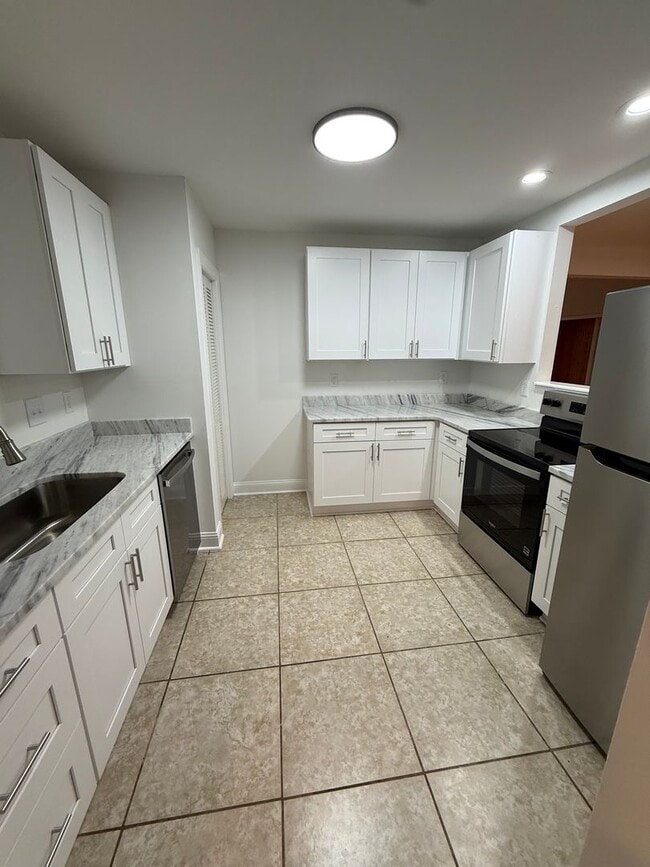 Building Photo - 325 Mayo St