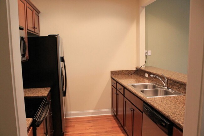 Foto del edificio - Two Bedroom Near Downtown Available!