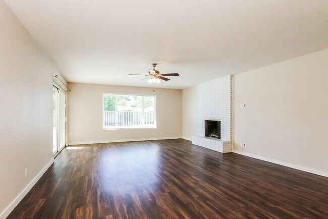 Building Photo - 7710 N 7th Ave