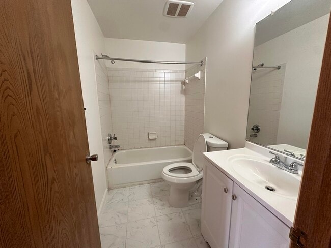 Building Photo - 590 Parkview Dr